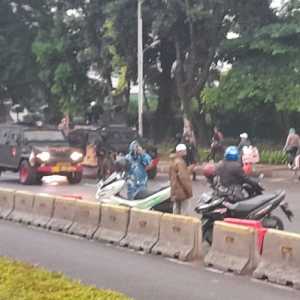 Brimob menembakkan gas air mata ke massa aksi, Senin sore (11/4)/RMOL