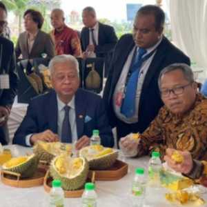 Belasan wartawan Indonesia makan durian bersama Perdana Menteri Malaysia, Ismail Sabri Yaakob/Ist