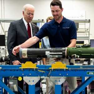Presiden Joe Biden mengunjungi pabrik Lockheed Martin yang berbasis di Alabama, Selasa 3 Mei 2022/Net