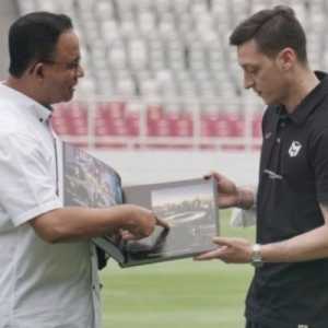 Bersama Anies Baswedan, Mesut Ozil Gelar Coaching Clinic di Gelora Bung Karno