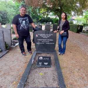 CEO RMOL Network Teguh Santosa (kiri) berziarah ke makam Achmad Supardi Adiwijaya di Gemeentelijke Begraafplaats Zaandam di Zaanstad, Belanda Utara/RMOL