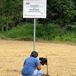 Pemasangan plang sita olehg KPK di lahan yang diduga sebagai aset dari Bupati Probolinggo nonaktif, Puput Tantriana Sari/Ist