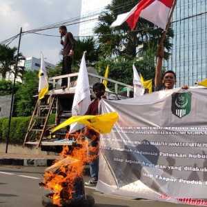 Tiga organisasi Islam tanah air saat memblokir jalan dan bakar ban di depan Gedung Kedutaan Besar (Kedubes) India yang berada di Gama Tower, Kuningan, Jakarta Selatan, Jumat sore (10/6)/RMOL