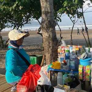 Pedagang di tepi Pantai Pangandaran, Sariyem/Ist