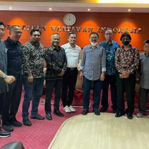 Pengurus PWI Pusat dan Pengurus PWI Sulses berfoto bersama usai pertemuan Jumat pagi di Jakarta (10/6)./Ist