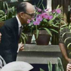 Presiden Sukarno menghadiahkan anggrek Kimilsungia kepada Pemimpin Korea Utara, Kim Il Sung di Kebun Raya Bogor./Repro