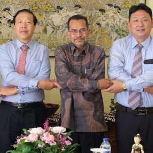 Dubes RI Muhammad Najib (kedua darir kanan) menerima jabatan Ketua ACM di Madrid dari Dubes Viet Nam, Hoang Xuan Hai, di Wisma Duta Indonesia, Kamis (21/7)./Ist