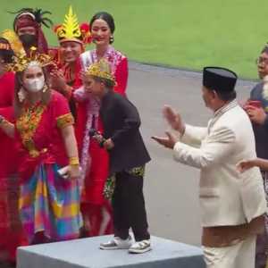 Menteri Pertahana RI, Prabowo Subianto ikut berjoged mengikuti alunan 
