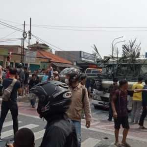 Puluhan orang mengevakuasi kecelakaan di depan SDN Kota Baru Bekasi/Ist