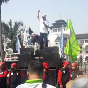 Aliansi Aksi Sejuta Buruh menggelar demo di depan Gedung Sate, Bandung, Sabtu (6/8)/Isi