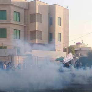 Polisi Irak menembakkan gas air mata untuk membubarkan pendukung Muqtada al-Sadr di Baghdad/Net