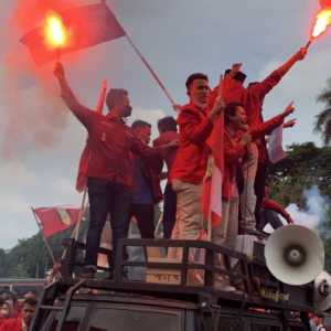 Ratusan mahasiswa dari Ikatan Mahasiswa Muhammadiyah (IMM) DKI Jakarta menyalakan kembang api sebagai bentuk protes atas kenaikan harga BBM di Patung Kuda, Jakarta Pusat/RMOL