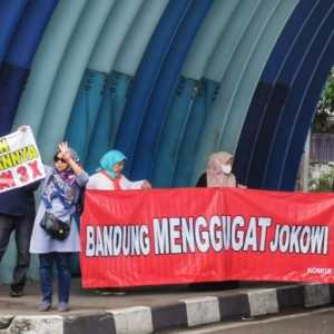 Sejumlah emak-emak di Bandung bentangkan spanduk protes atas kenaikan harga BBM/Ist