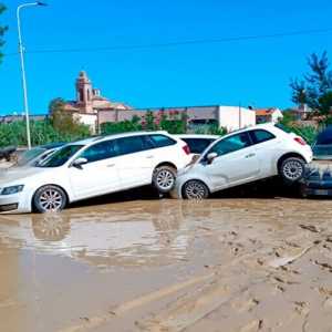 Mobil-mobil bertumpuk dan terjebak lumpur serta puing-puing akibat banjir bandang di Senigallia, wilayah Marche, Italia, Jumat 16 September 2022/Net