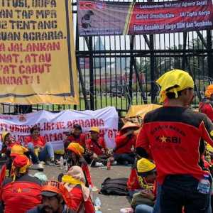 Belum Surut, Buruh dan Petani Demo Tolak Kenaikan Harga BBM di DPR