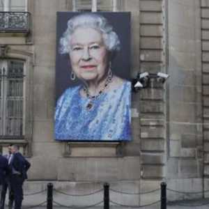 Potret Ratu telah digantung di luar kedutaan Inggris di Paris, Prancis/Net