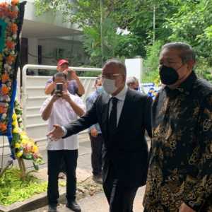 Presiden keenam RI, Susilo Bambang Yudhoyono (SBY) melayat ke rumah duka Albert Hasibuan di Jakarta/RMOL