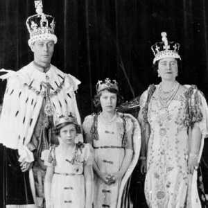 Ratu Elizabeth II saat masih kecil bersama dengan ayahnya, Raja George VI dan ibunya, Ratu Elizabeth I serta adiknya, Puteri Margareth/Net