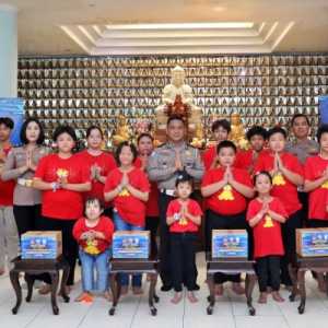 Korlantas Bagikan Sembako saat Berkunjung ke Lembaga Penyantun Anak Buddha Jakarta