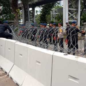 Barrier beton polisi dan demonstran berukuran baru di Jakarta/RMOLJakarta