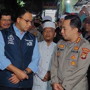 Gubernur DKI Jakarta saat takziah ke korban robohnya tembok MTsn 19 di Pondok Labu/Ist
