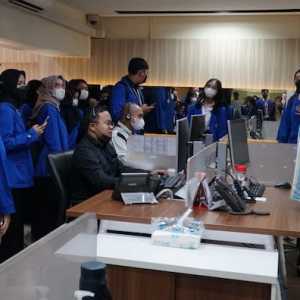 Mahasiswa Politeknik Keuangan Negara STAN saat berkeliling gedung KPK, Rabu (12/10)/RMOL