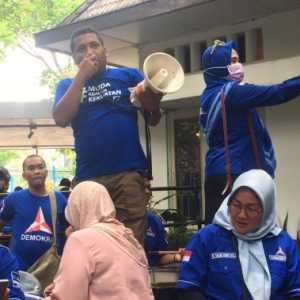 Puluhan kader Demokrat meneriakkan dukungan di tengah pertemuan antara Anies Baswedan dan Agus Harimurti Yudhoyono/RMOL