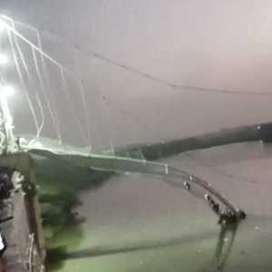 Jembatan gantung di Morbi ambruk pada Minggu malam 30 Oktober 2021/Net