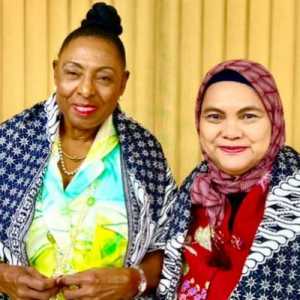 Menteri Kebudayaan, Gender, Hiburan, dan Olahraga Jamaika, Olivia Grange dan Duta Besar Indonesia untuk Kuba merangkap Jamaika Nana Yuliana berbalut kain batik./Ist