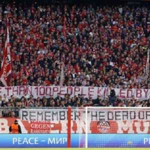 Di Liga Champions, Suporter Bayern Muenchen Bentangkan Spanduk Tragedi Kanjuruhan