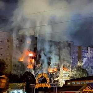 Api dan asap membubung dari lokasi di mana sebuah pesawat menabrak daerah pemukiman di Yeysk, Rusia/Net