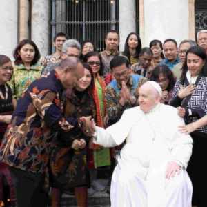 Pendiri dan Penasihat PWKI AM Putut Prabantoro bersalaman dengan Paus Fransiskus dalam foto bersama di Basilica St. Petrus, Vatikan/Ist