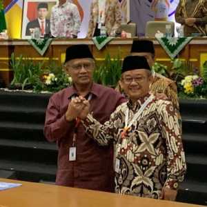 Haedar Nashir dan Abdul Muti bersalaman usai ditetapkan kembali pimpin Muhammadiyah/RMOL