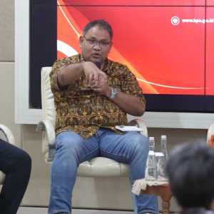 Ketua Umum Jaringan Media Siber Indonesia (JMSI) Teguh Santosa (tengah) saat berbicara dalam diskusi di Kantor KPU RI, Jumat (25/11)./RMOL
