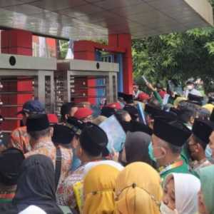 Ribuan warga mulai mengantre di gate C Stadion Manahan Solo, Jawa Tengah jelang pembukaan Muktamar ke-48 Muhammadiyah/RMOL