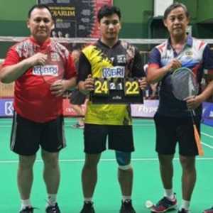 Ketua KPK RI Firli Bahuri dengan Berry Angriawan bersama lawan Bambang Suprianto-Dwiki Rafian Restu berfoto usai pertandingan final turnamen badminton legend V/Ist