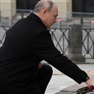 Putin berjalan menuju monumen sambil memegang bunga
 pada Peringatan Hari Persatuan, Jumat 4 November 2022/Net