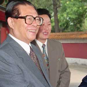 Perdana Menteri Kamboja Hun Sen, kanan, disambut oleh Presiden China saat itu Jiang Zemin di kompleks pemimpin Zhongnanhai di Beijing, 19 Juli 1996/Net
