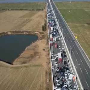 Puluhan mobil dan truk tabrakan massal di Jembatan Zhengxin Huanghe, dengan beberapa orang tampak terjebak di dalam kendaraan/Net