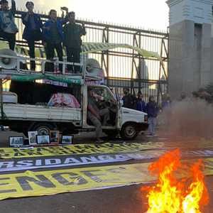 Ratusan mahasiswa dari berbagai universitas menggelar aksi unjuk rasa di depan Gedung DPR RI menolak KUHP yang baru/RMOL