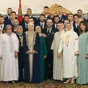 Keluarga Kerajaan Maroko berfoto bersama timnas dan ibu mereka di istana/Net