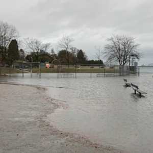 Stanley Park Seawall dari Lion's Gate hingga English Bay, tertutup air pada Selasa, 27 Desember 2022/Net