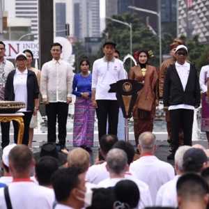 Kick Off Keketuaan ASEAN 2023, Jokowi Ikuti Parade di Bundaran HI
