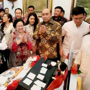 Ketua Umum PDIP Megawati Senin (23/1) bersama keluarga inti dan sahabatnya merayakan ulang tahun yang ke 76 tahun di Jalan Teuku Umar no.29, Menteng Jakarta Pusat/Ist