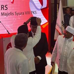 Presiden PKS saat kenakan peci ke Bacapres Anies Baswedan/RMOL