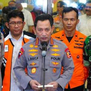 Usai Evakuasi Korban, Kapolri Pastikan Puing Helikopter Diangkut dari Dalam Hutan