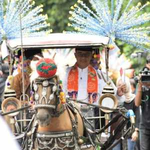 Anies Baswedan mengendarai delman saat menuju kantor DPP PKS/Ist