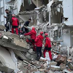 Petugas penyelamat mencari korban melalui puing-puing di Kahramanmaras, Turki pada hari Senin/Net