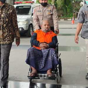 Lukas Enembe di atas kursi roda dengan mengenakan seragam oranye tahanan KPK/RMOL