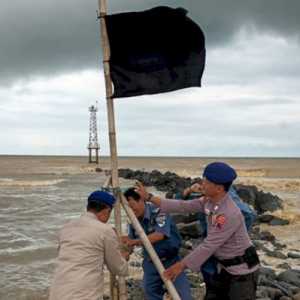 Polairud Polres Pemalang Pasang Bendera Hitam, Nelayan Dilarang Melaut